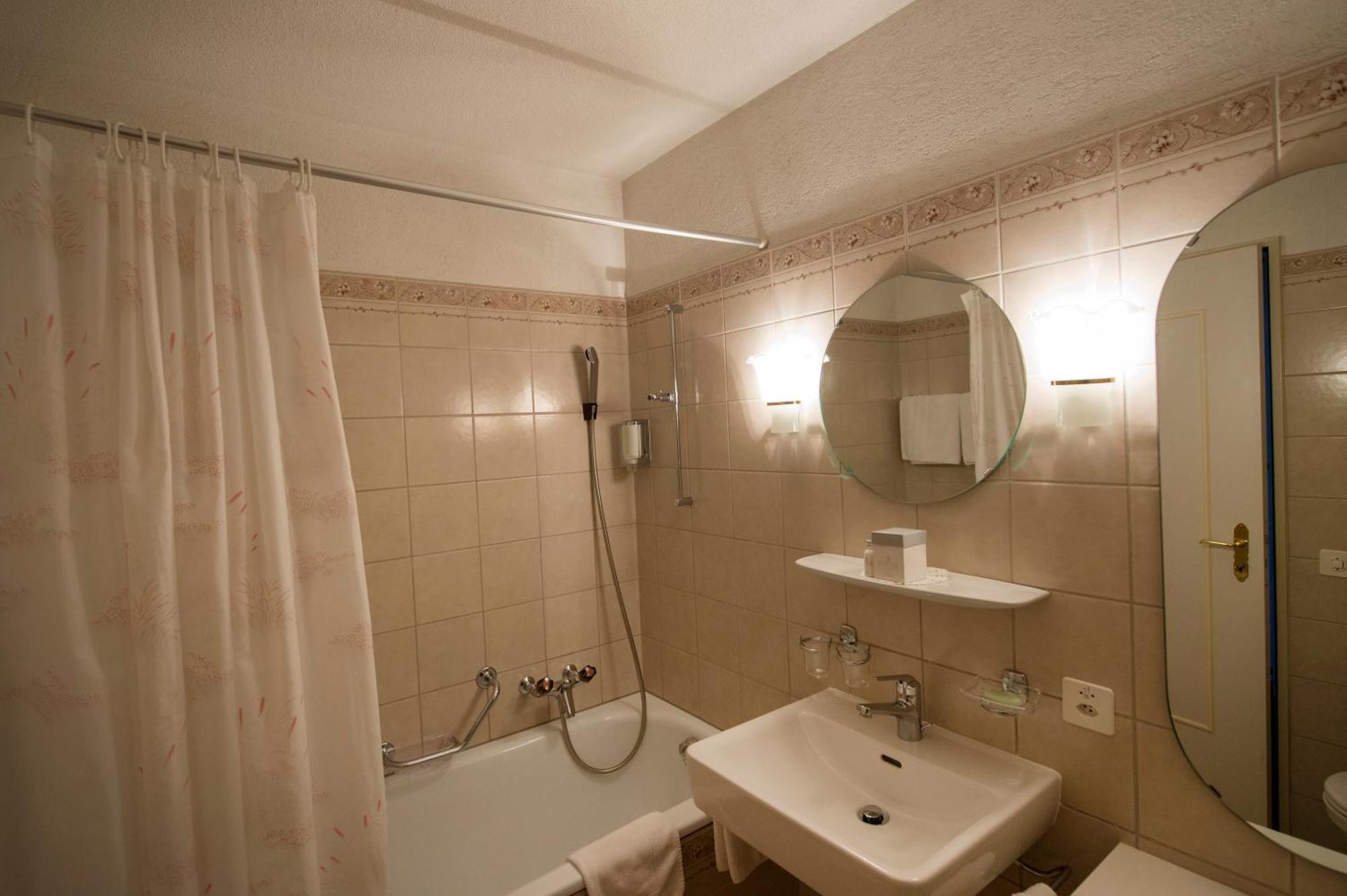 Romantik Hotel & Restaurant Sternen Kriegstetten Oda fotoğraf